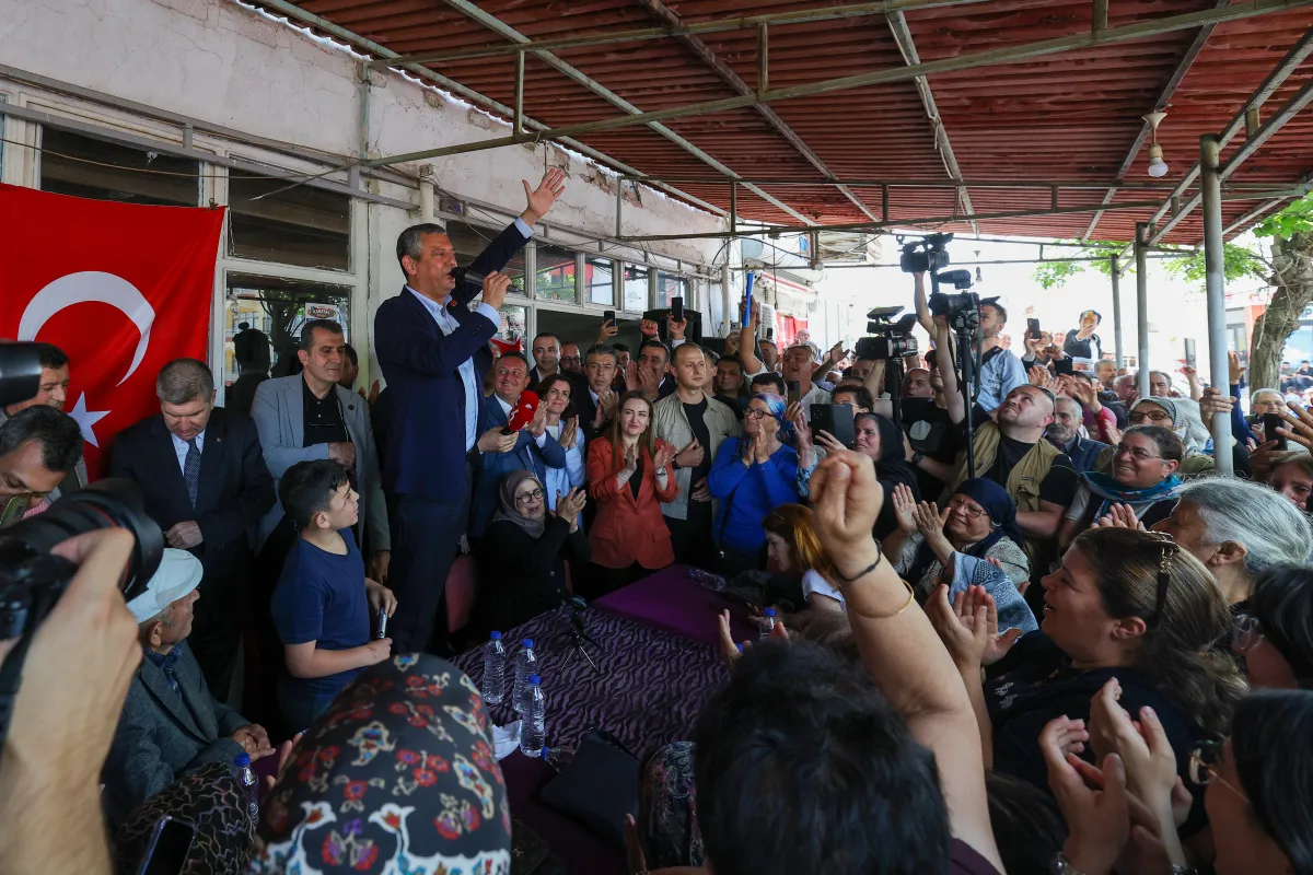 Özgür Özel’den Yeşilova’da İktidar Mesajı: "Bu Bankın Üzerine İktidar Partisinin Genel Başkanı Olarak Yeniden Çıkacağım”