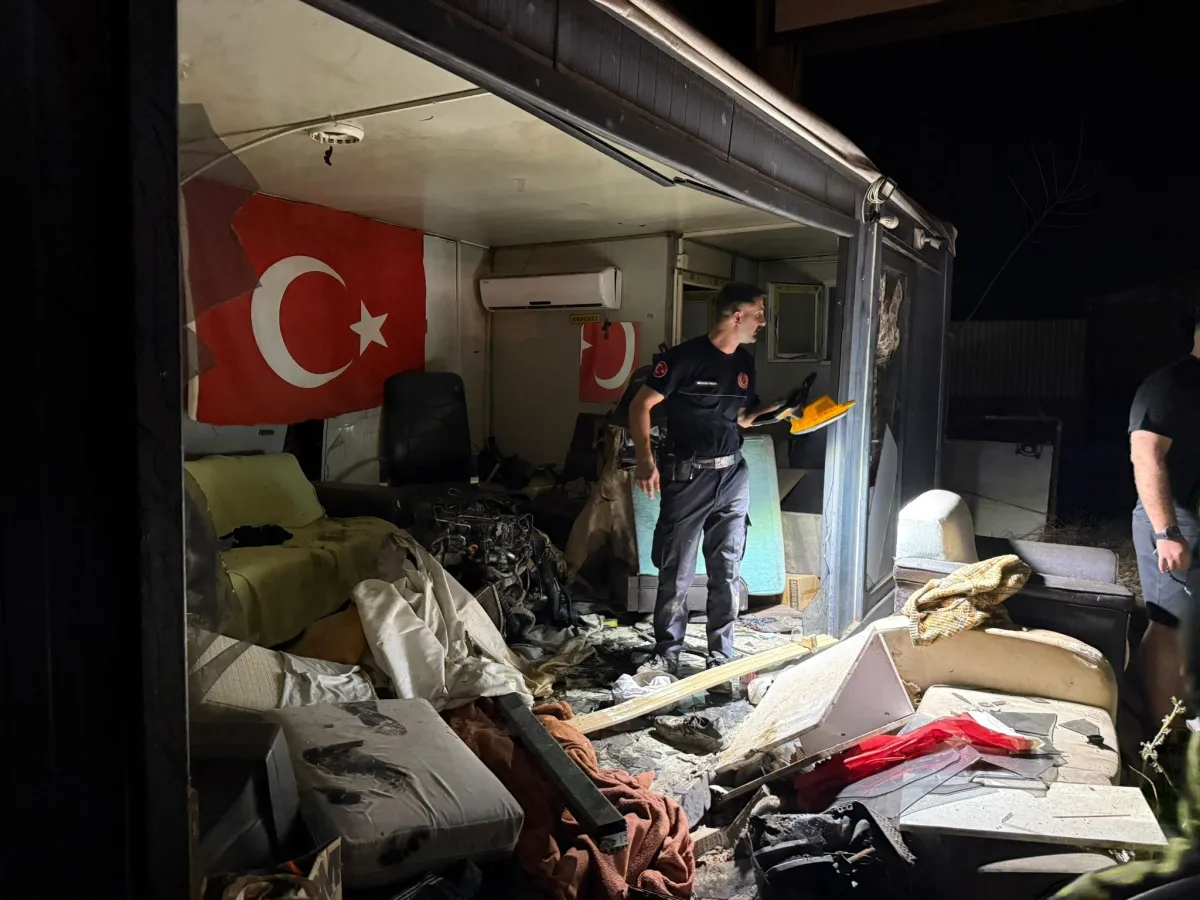 Antalya Serik'te Çarpmanın şiddetiyle araçtan kopan motor 30 metre savrulup barakaya girdi  1 ağır yaralı