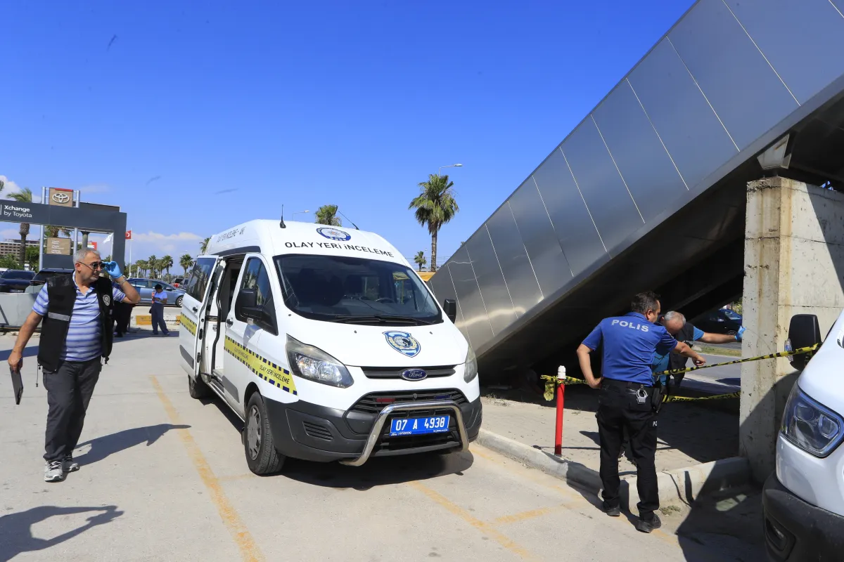 Antalya'da Otokoç bayiine silahlı saldırı