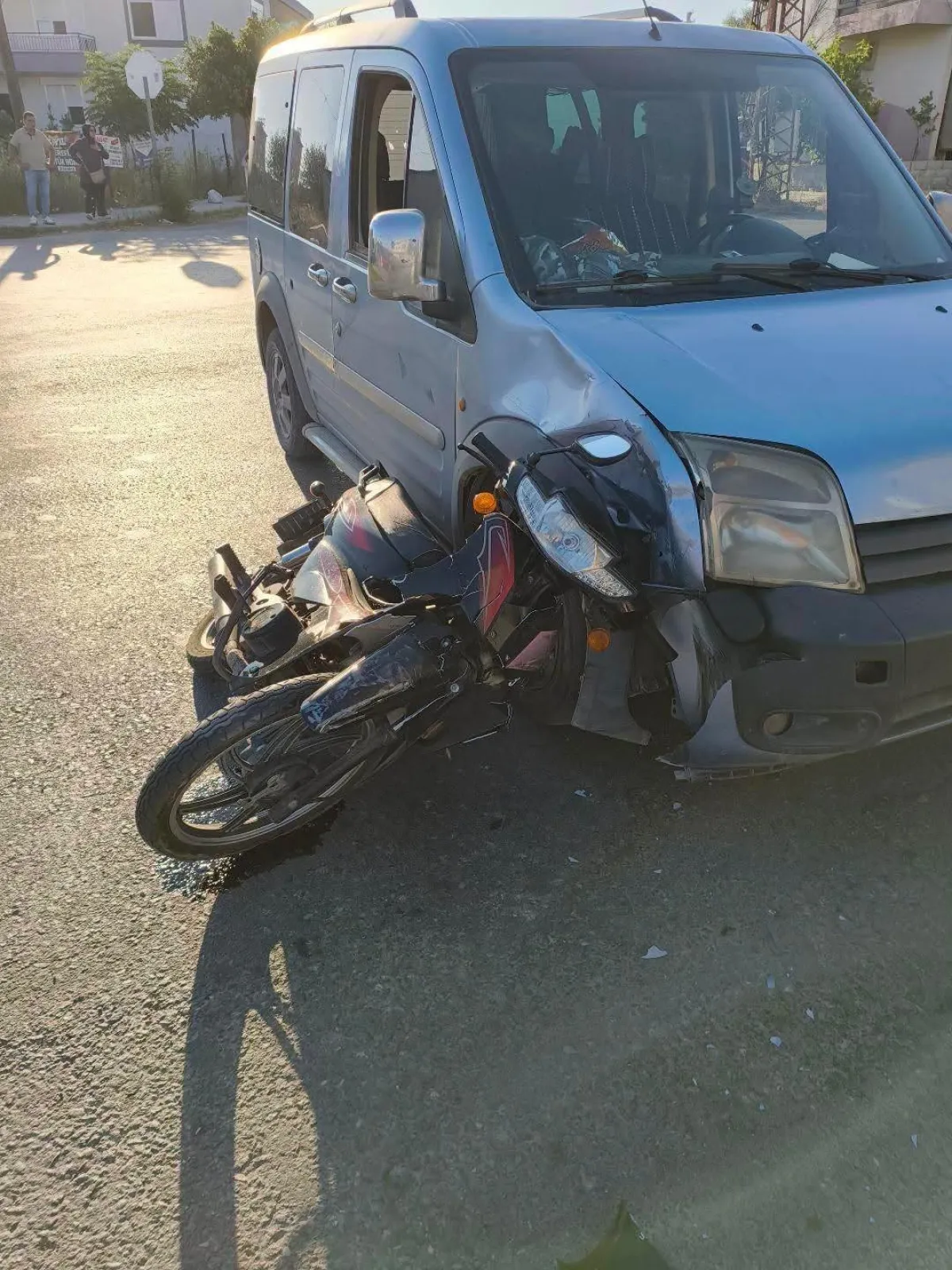 Antalya'da ticari araçla çarpışan motosikletin sürücüsü yaralandı