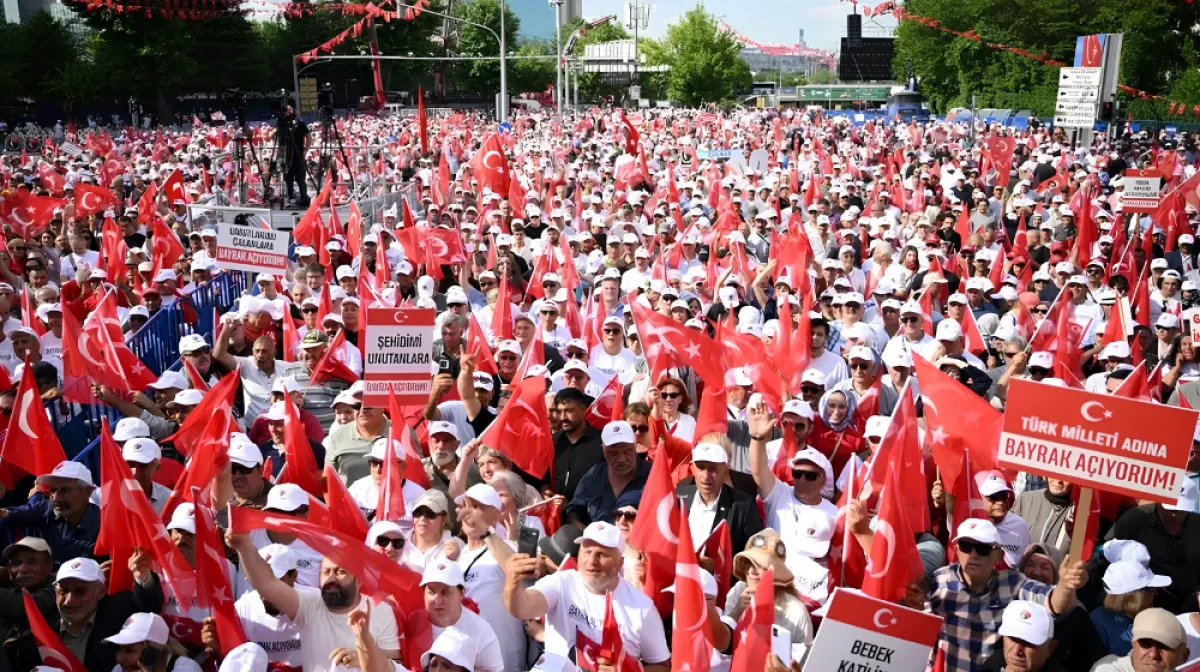 İYİ Parti’nin “Bayrak Mitingi”ne Yoğun Katılım: Dervişoğlu’ndan İktidara Sert Mesajlar