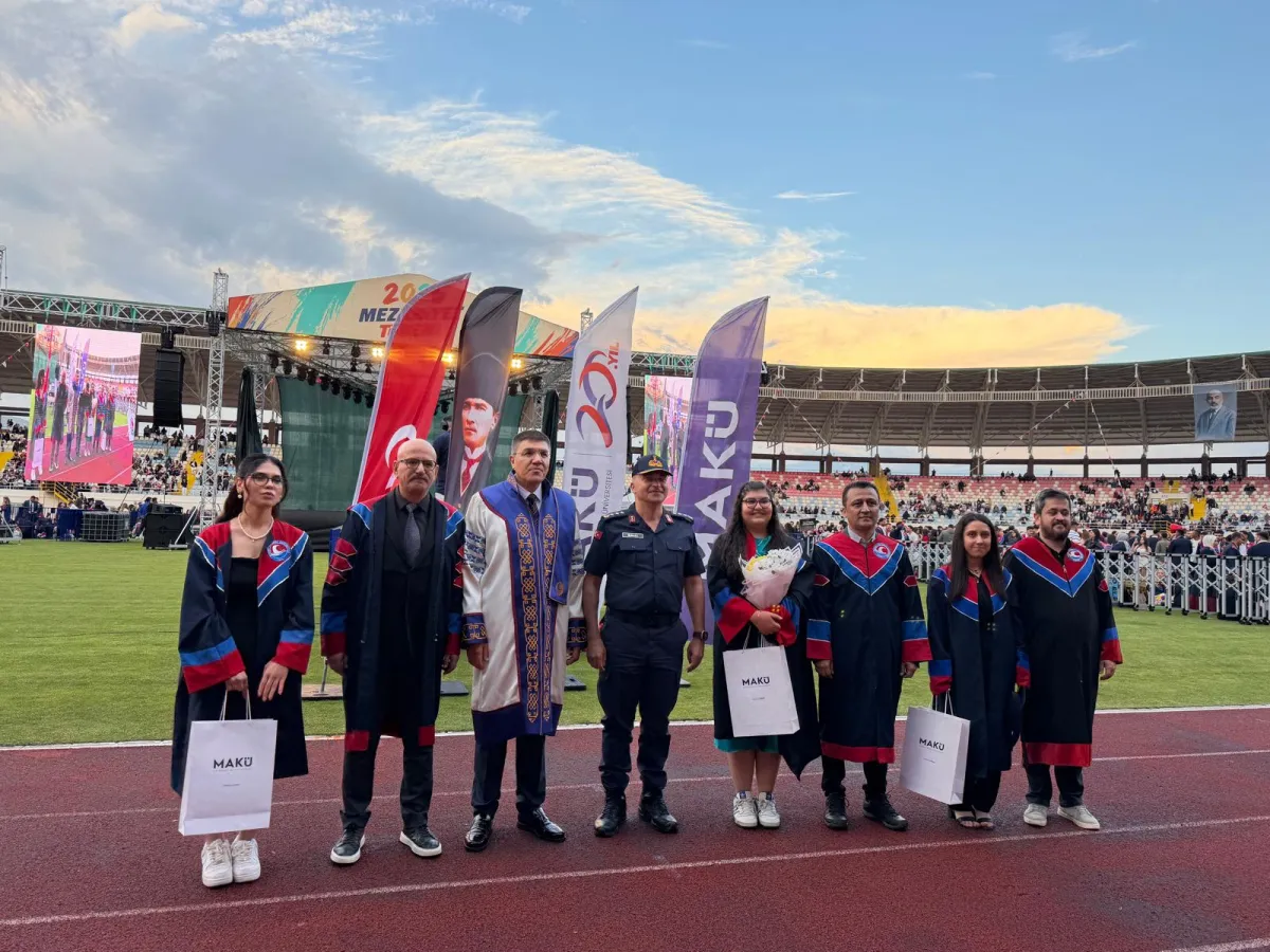 MAKÜ’de mezuniyet coşkusu Yaklaşık 7 bin öğrenci kep attı