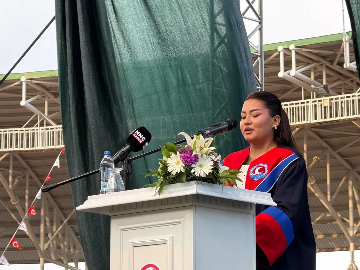 MAKÜ’de mezuniyet coşkusu Yaklaşık 7 bin öğrenci kep attı