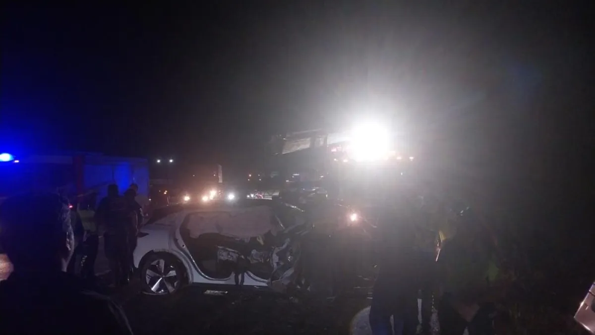 Ters Şerit Faciası: Ankara Mamak'ta Otomobil Servis Aracını Şarampole Devirdi! 8 yaralı