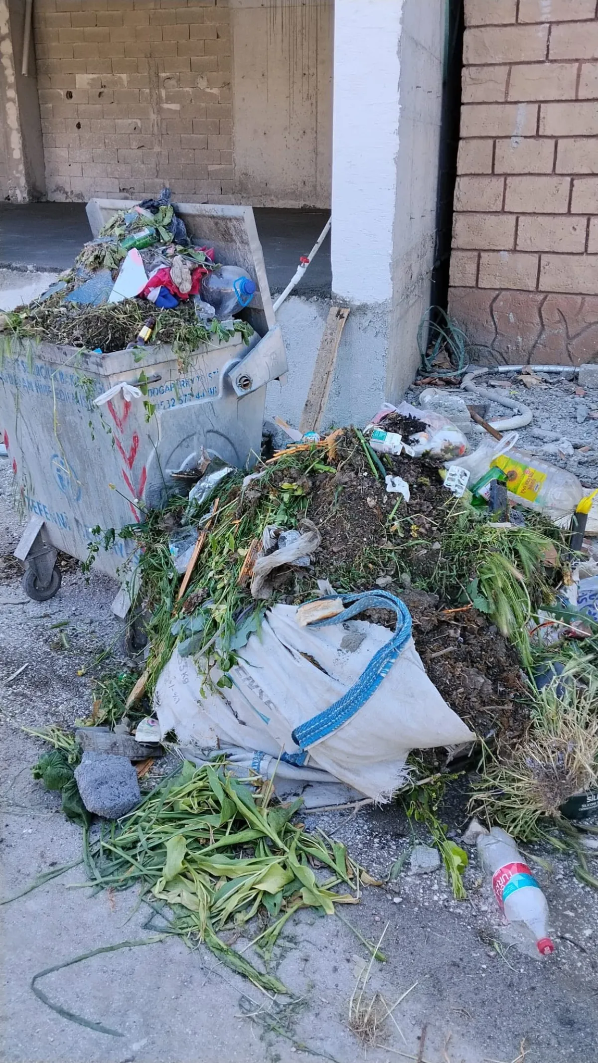Çöp bidonlarına moloz atanlara ceza geliyor