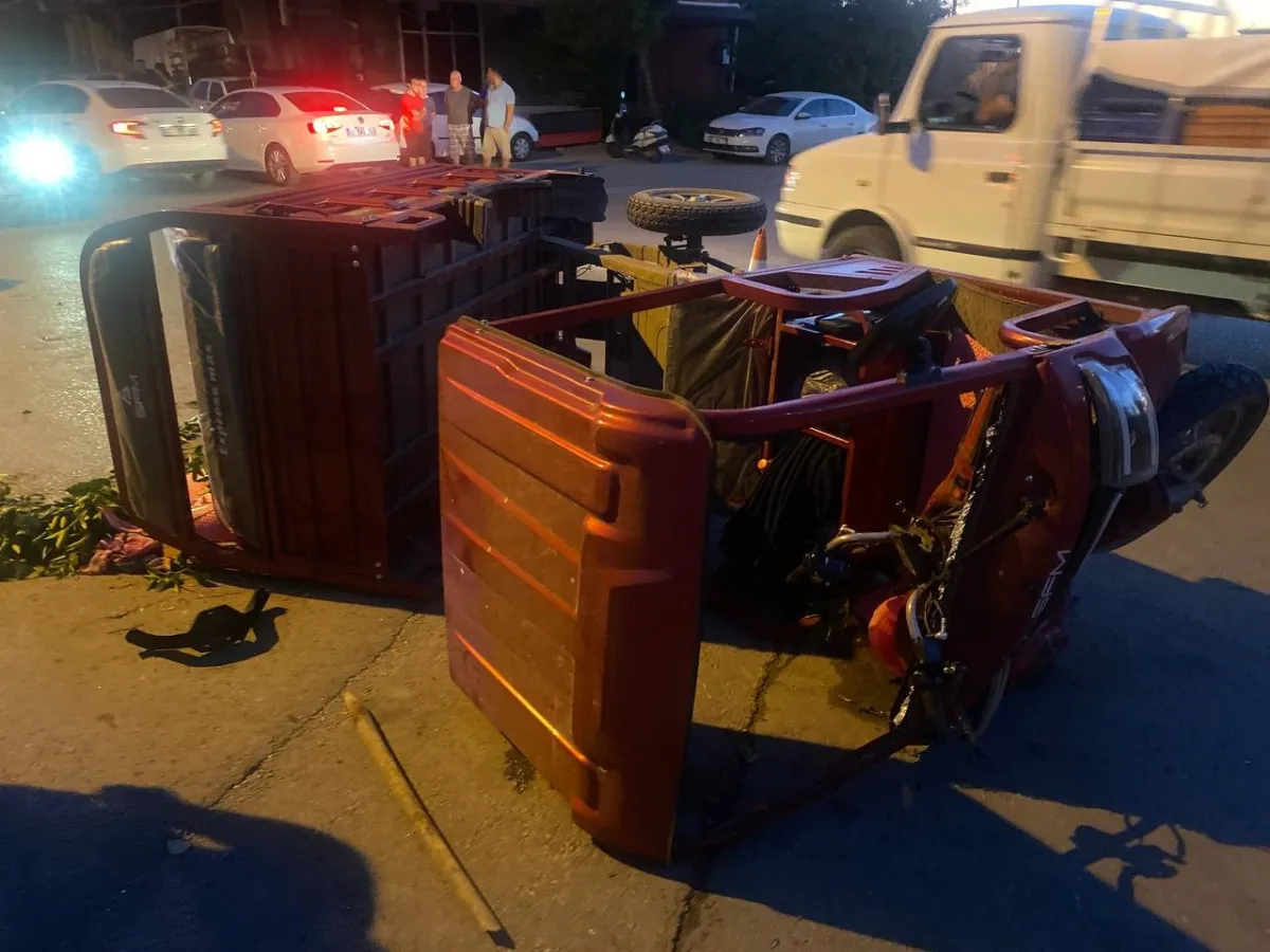 Antalya Serik'te Feci Kaza: Otomobil Elektrikli Motosiklete Çarptı, Aynı Aileden 4 Yaralı!