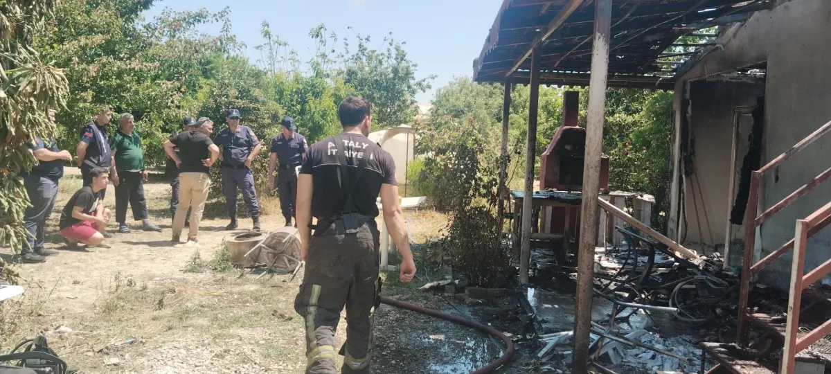 Antalya'da tarladaki evde çıkan yangın itfaiye ekiplerince söndürüldü