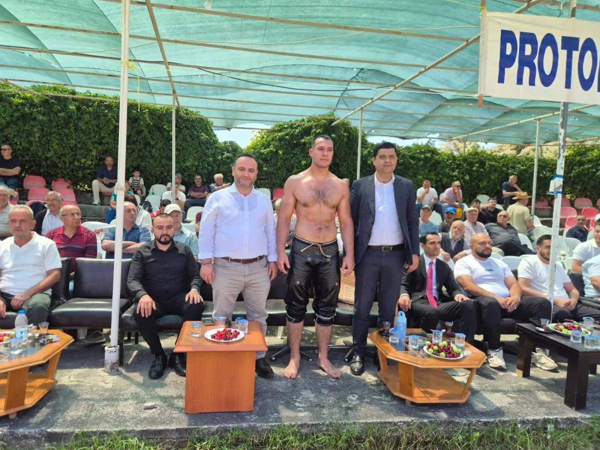 Isparta Uluborlu Er Meydanında Tarihi An! 47. Isparta Yağlı Güreşleri'nde Kariyerinin İlk Başpehlivanlığını Kazandı!