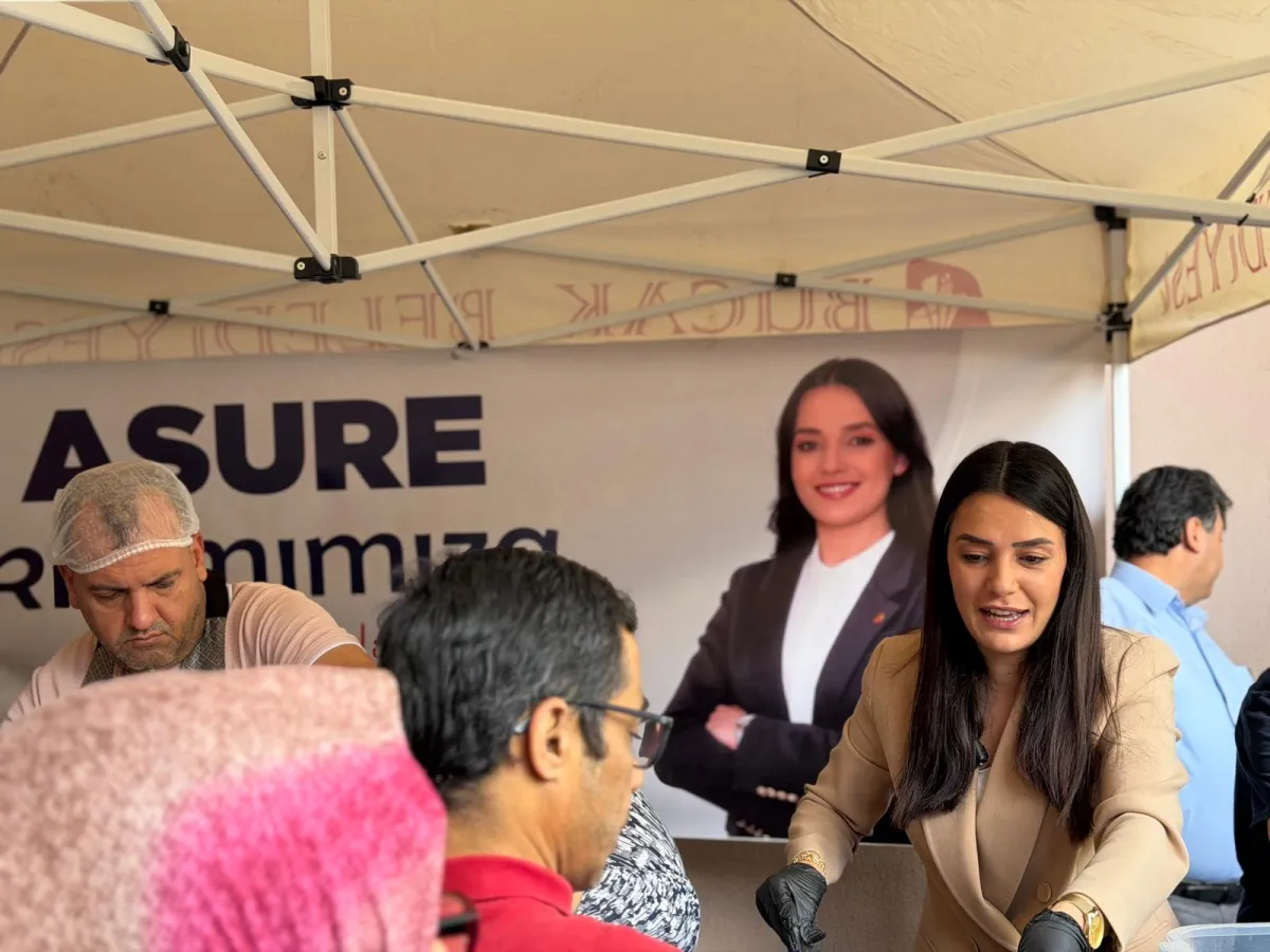 Başkan Hülya Gümüş kazanın başına geçti, Vatandaşlara aşure dağıttı
