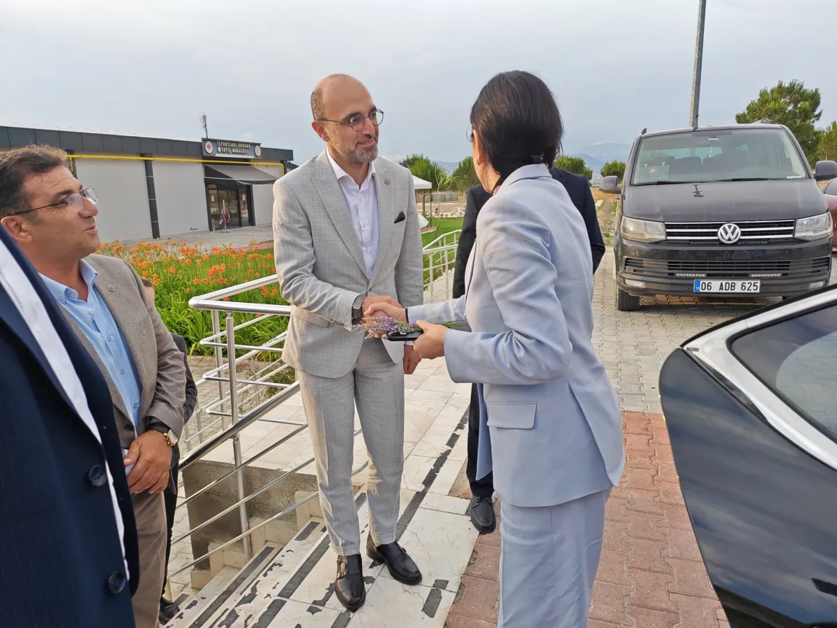AK Parti Genel Başkan Yardımcısı Nilhan Ayan Burdur’da lavanta bahçelerini gezdi