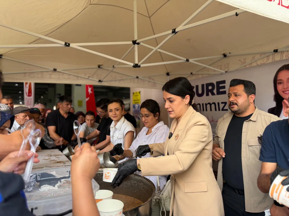 Başkan Hülya Gümüş kazanın başına geçti, Vatandaşlara aşure dağıttı