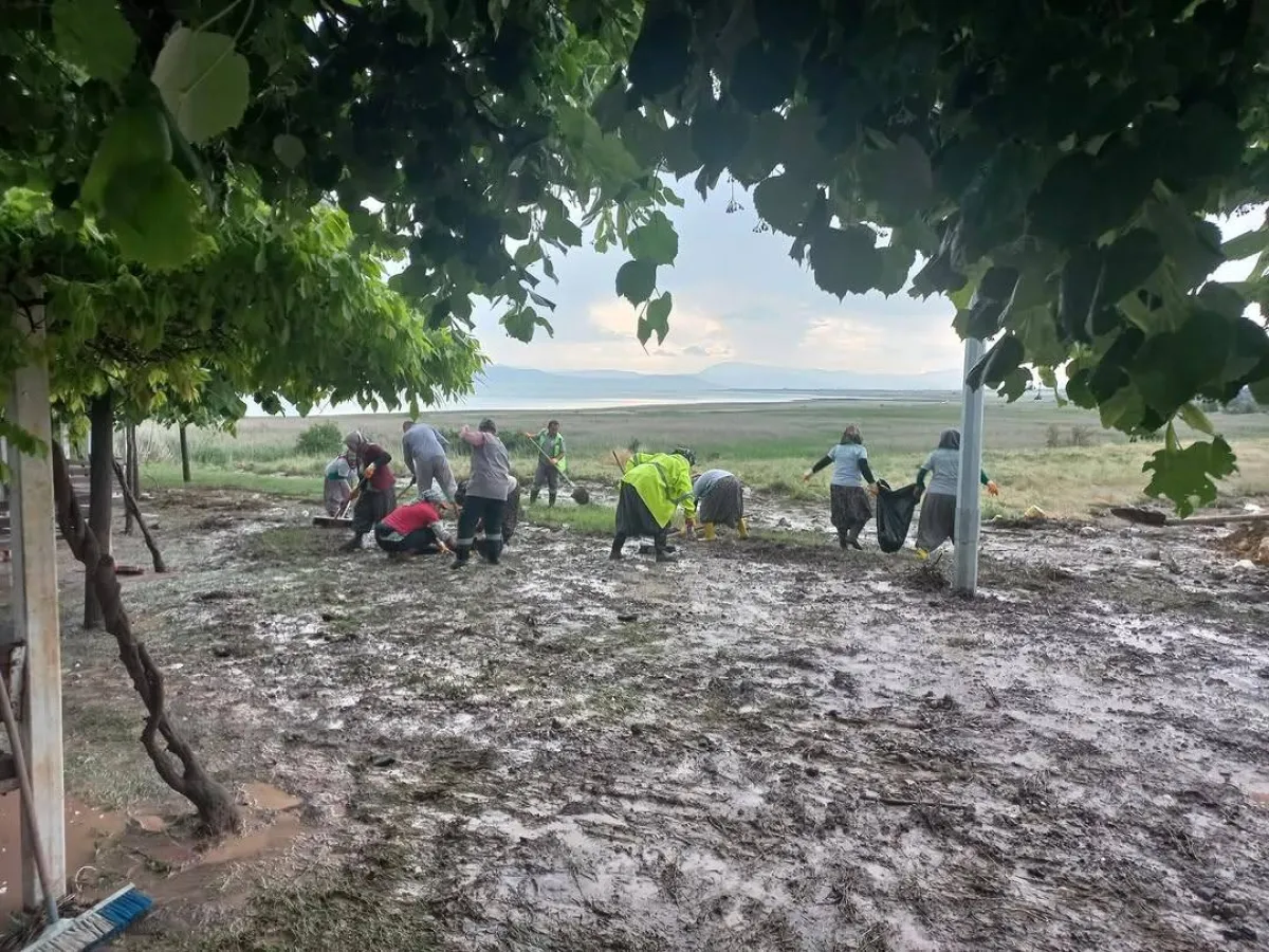 Burdur’da dere taştı ekipler harekete geçti