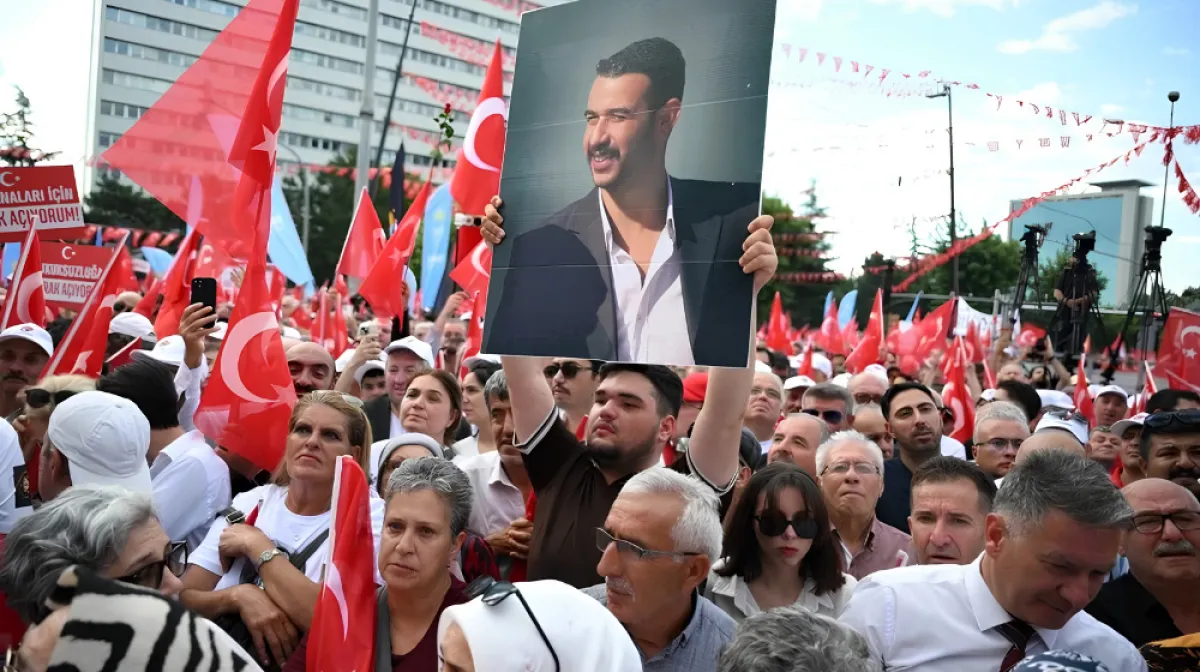 İYİ Parti’nin “Bayrak Mitingi”ne Yoğun Katılım: Dervişoğlu’ndan İktidara Sert Mesajlar