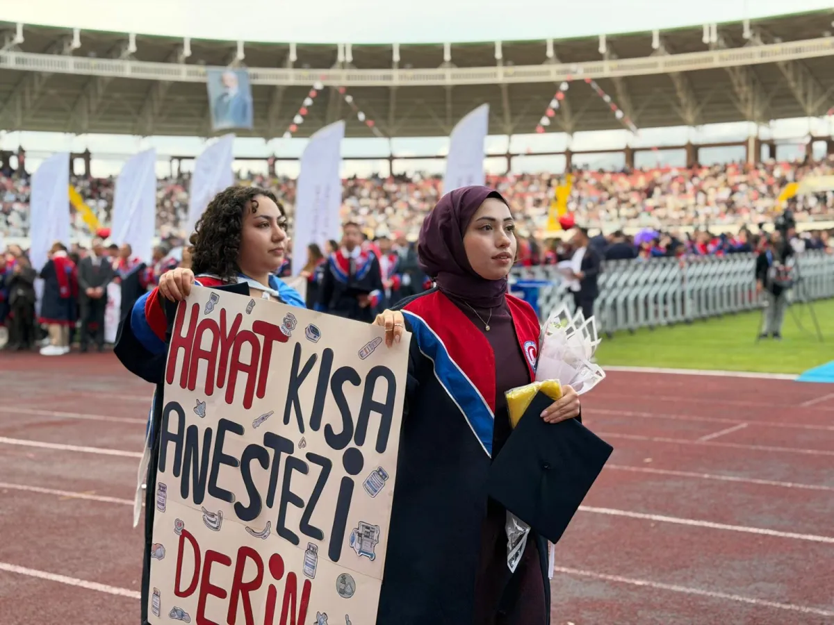 MAKÜ’de mezuniyet coşkusu Yaklaşık 7 bin öğrenci kep attı