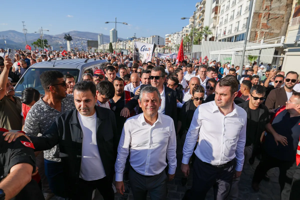 Özgür Özel İzmir'den Kurultay Çağrısı: "Millet İktidarı Değiştirmek İçin Yola Çıkmış"
