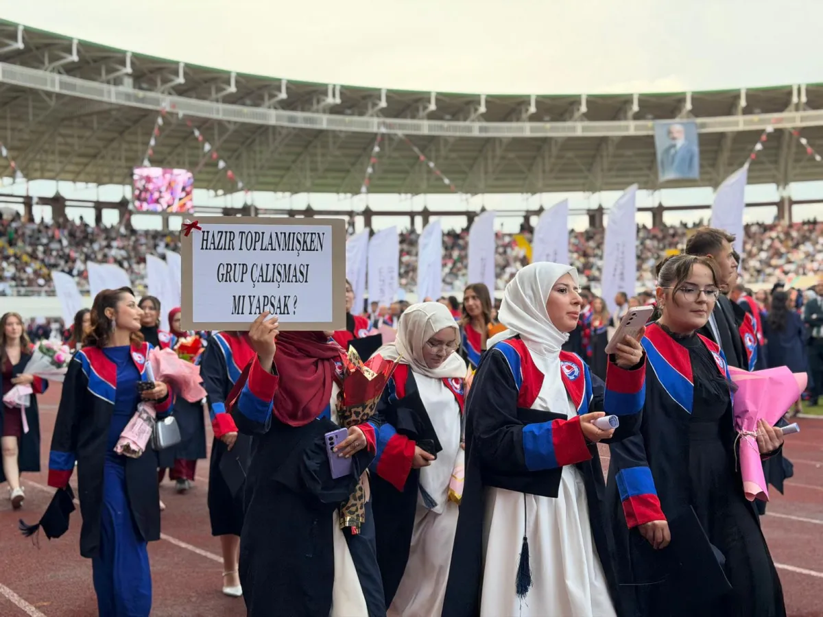 MAKÜ’de mezuniyet coşkusu Yaklaşık 7 bin öğrenci kep attı