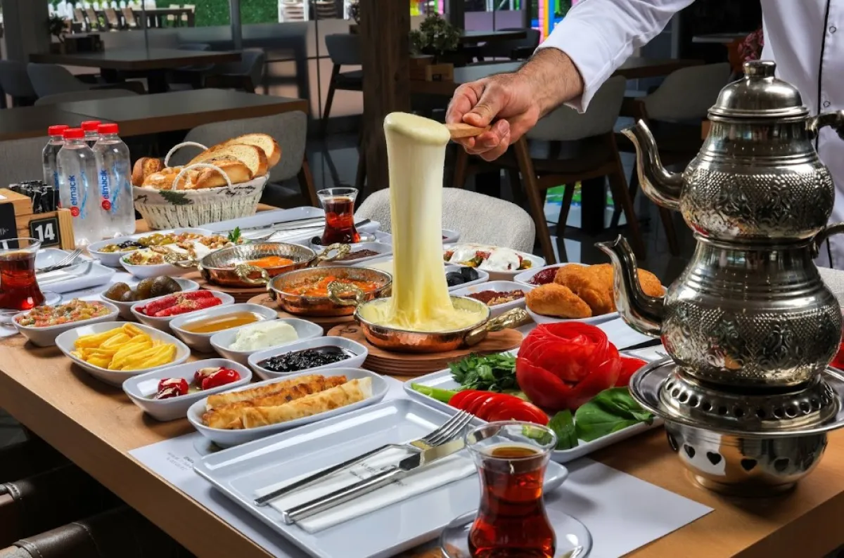Bucak’ta serpme kahvaltının yeni adresi Alem-i Küneffe oldu