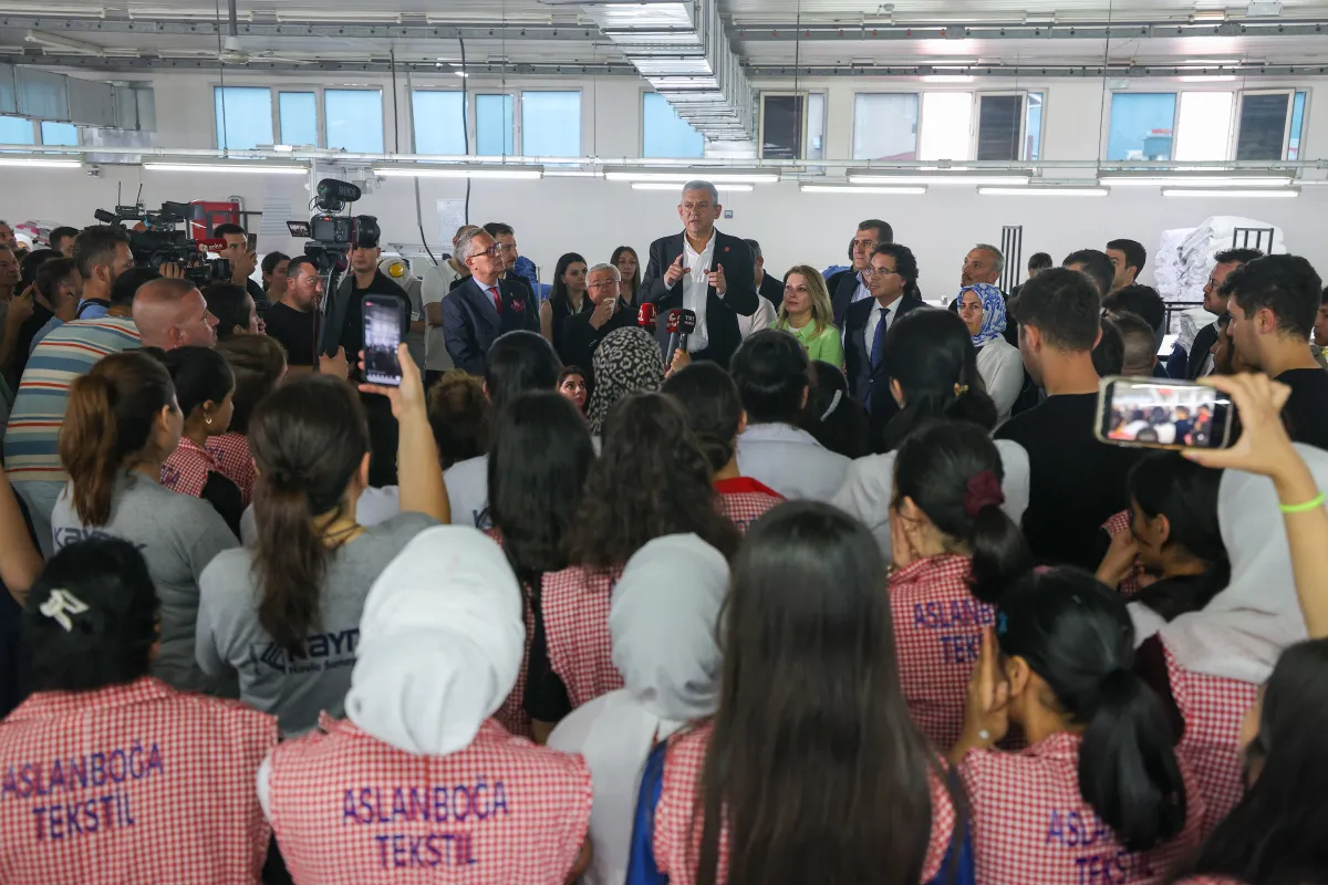 Özgür Özel Denizli’de Tekstil İşçileriyle Buluştu: “Gençler, Kadınlar ve KOBİ’ler İçin Çalışmaya Devam Edeceğiz”