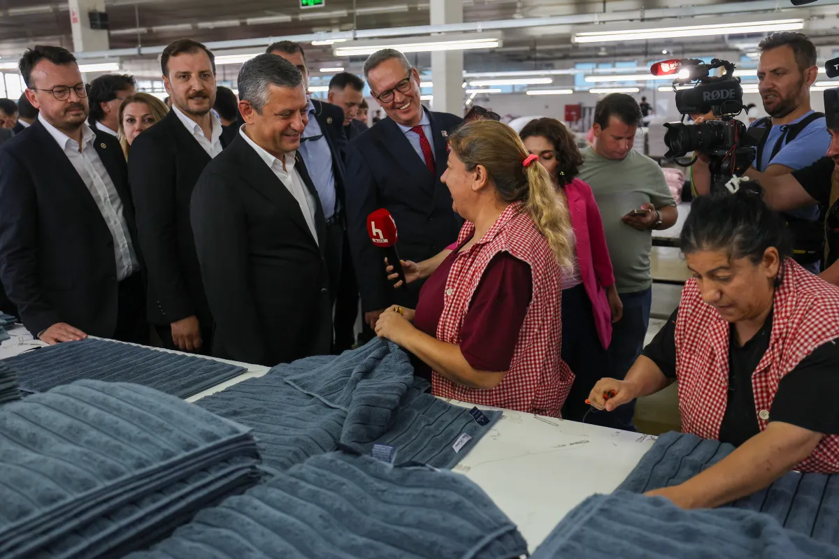 Özgür Özel Denizli’de Tekstil İşçileriyle Buluştu: “Gençler, Kadınlar ve KOBİ’ler İçin Çalışmaya Devam Edeceğiz”