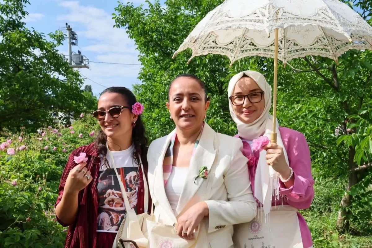 Vali Bilgihan ve Safiye Soyman gül hasadında buluştu