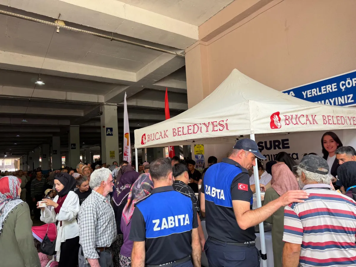 Başkan Hülya Gümüş kazanın başına geçti, Vatandaşlara aşure dağıttı