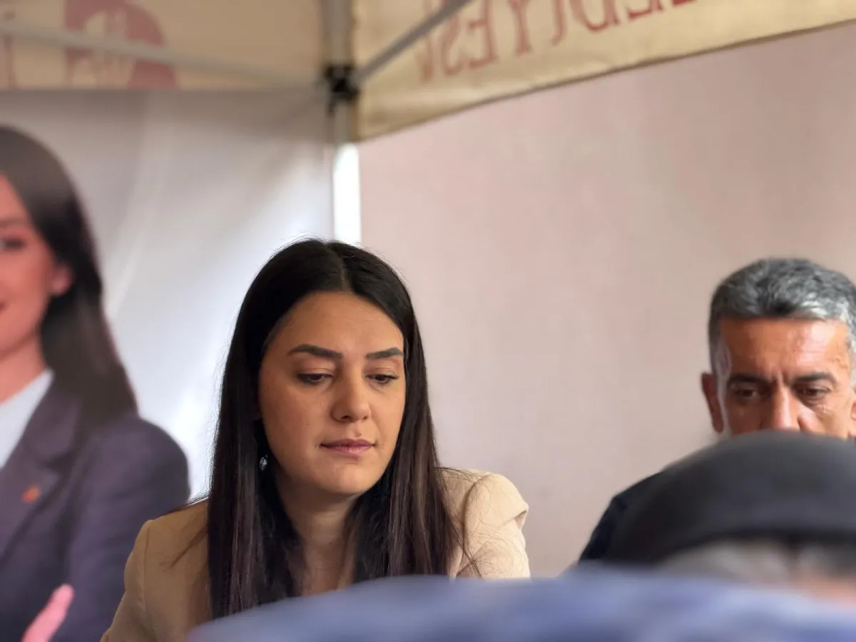 Başkan Hülya Gümüş kazanın başına geçti, Vatandaşlara aşure dağıttı