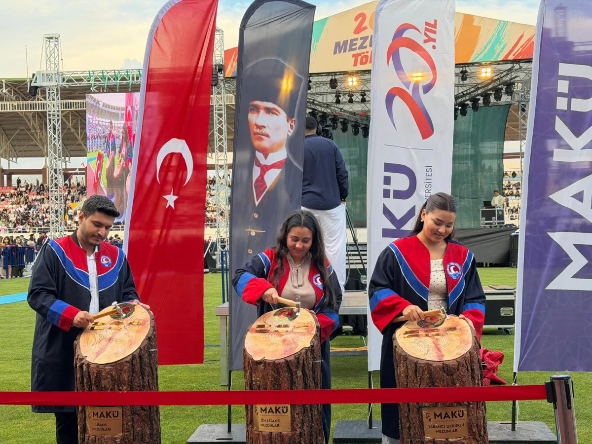 MAKÜ’de mezuniyet coşkusu Yaklaşık 7 bin öğrenci kep attı