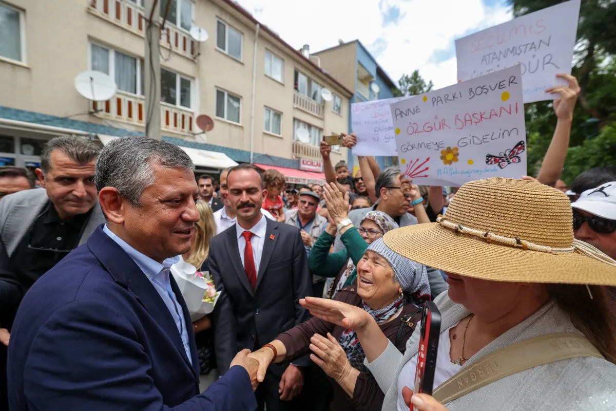 Özgür Özel’den Yeşilova’da İktidar Mesajı: "Bu Bankın Üzerine İktidar Partisinin Genel Başkanı Olarak Yeniden Çıkacağım”