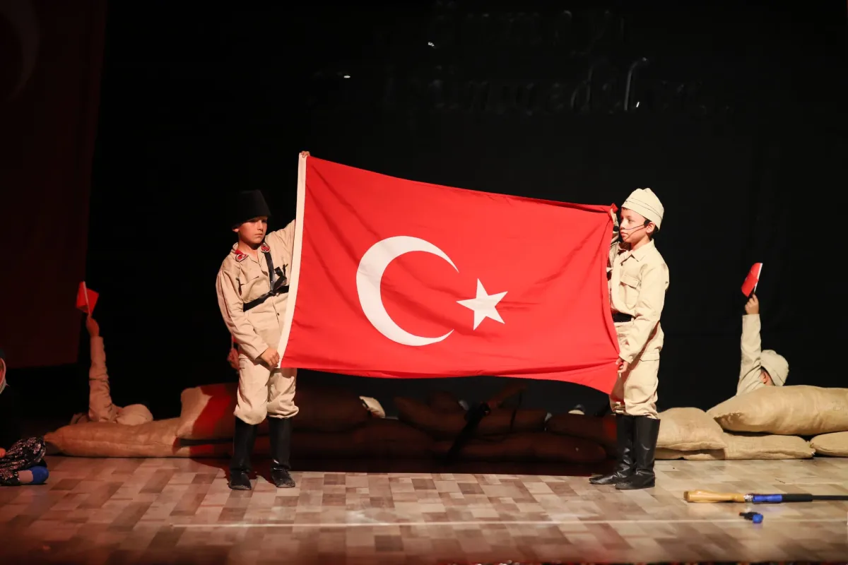 Bucak Atatürk İlkokulu öğrencilerinden "Kınalı Hasan" tiyatro gösterisi
