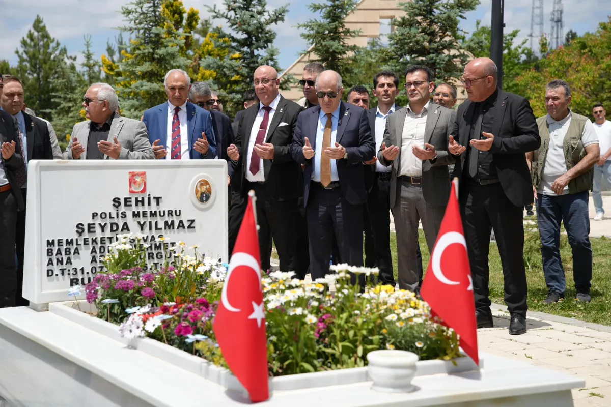 Zafer Partisi Heyeti Erzurum’da Türbe, Şehitlik ve Ticaret Borsasını Ziyaret Etti