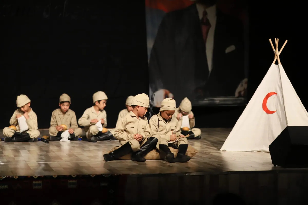 Bucak Atatürk İlkokulu öğrencilerinden "Kınalı Hasan" tiyatro gösterisi