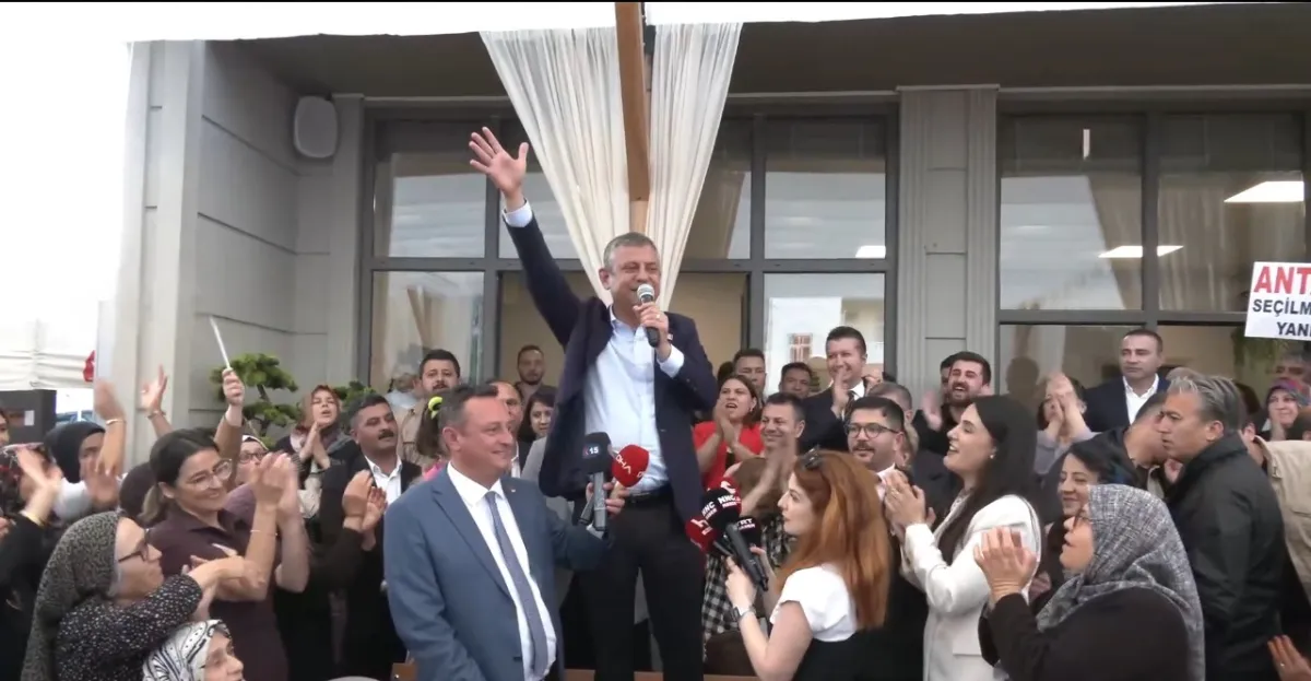 Özgür Özel Bucak'ta konuştu: Kadınların önüne geçilmesin yeter