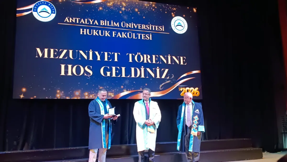 Bucaklı Genç Hukukçudan Büyük Başarı: Üniversiteyi 3 Yılda Bitirdi, Dönem Birincisi Oldu