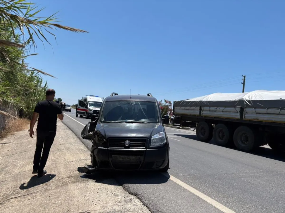 Antalya'da ticari araç ile çarpışan otomobil bahçeye devrildi: 2 yaralı