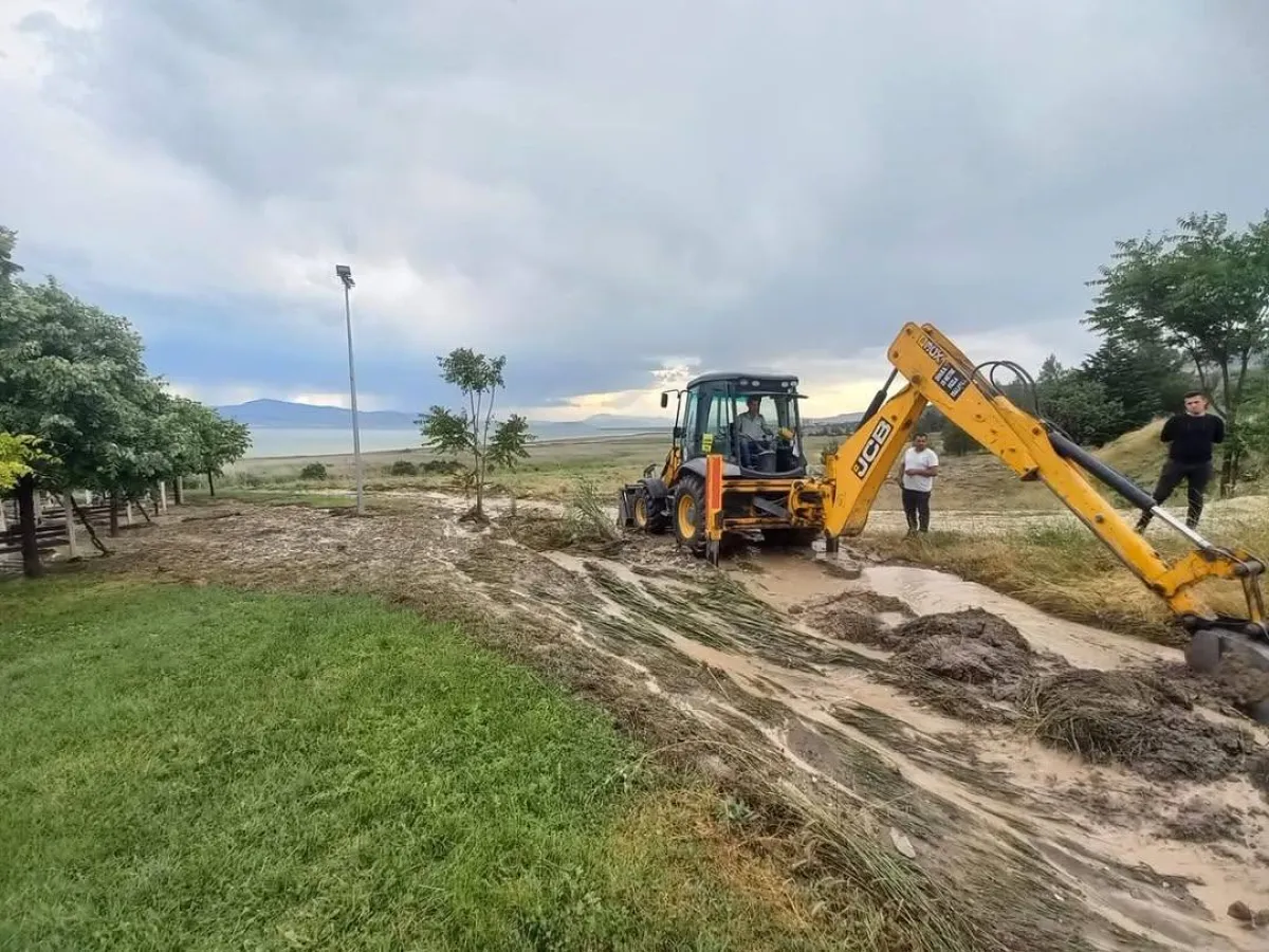 Burdur’da dere taştı ekipler harekete geçti