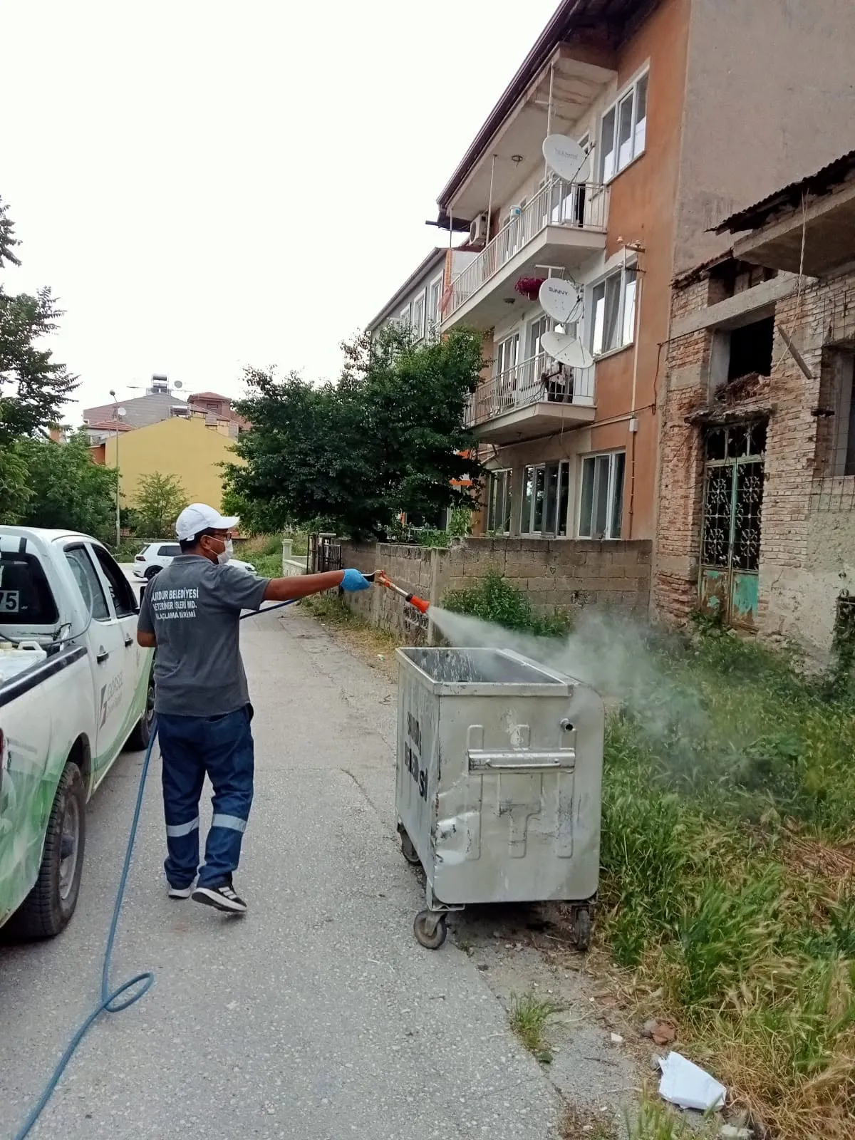 Burdur Belediyesi Sivrisinek ve Karasinek Mücadelesini Sürdürüyor