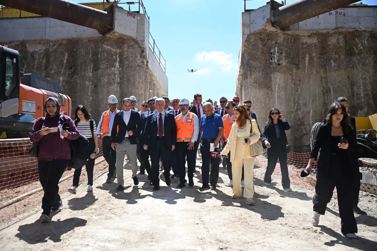 ABB Başkanı Mansur Yavaş Mamak Metro Şantiyede İncelemelerde Bulundu