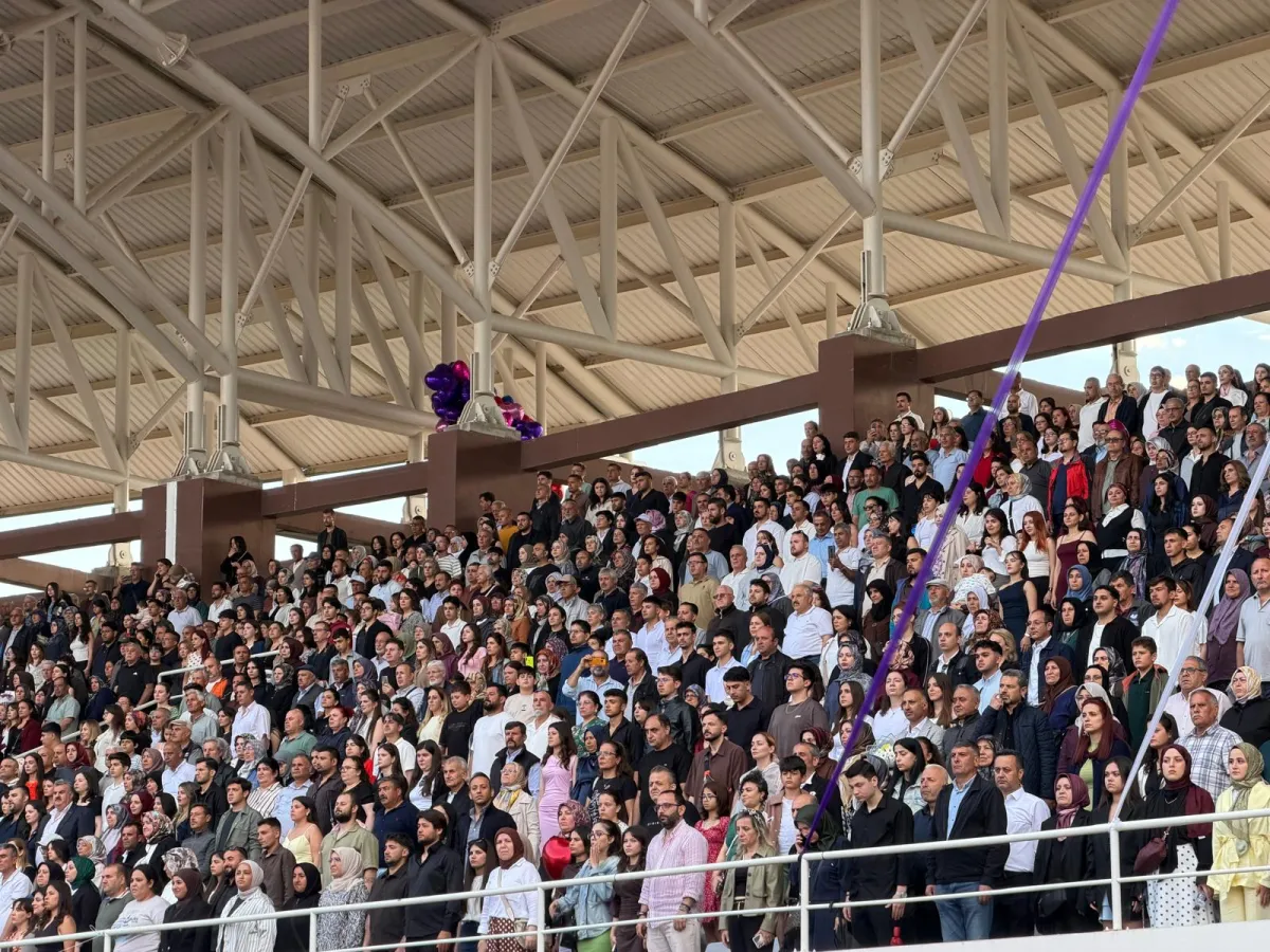 MAKÜ’de mezuniyet coşkusu Yaklaşık 7 bin öğrenci kep attı