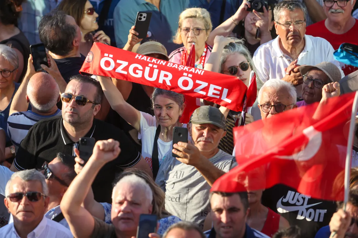 Özgür Özel İzmir'den Kurultay Çağrısı: "Millet İktidarı Değiştirmek İçin Yola Çıkmış"