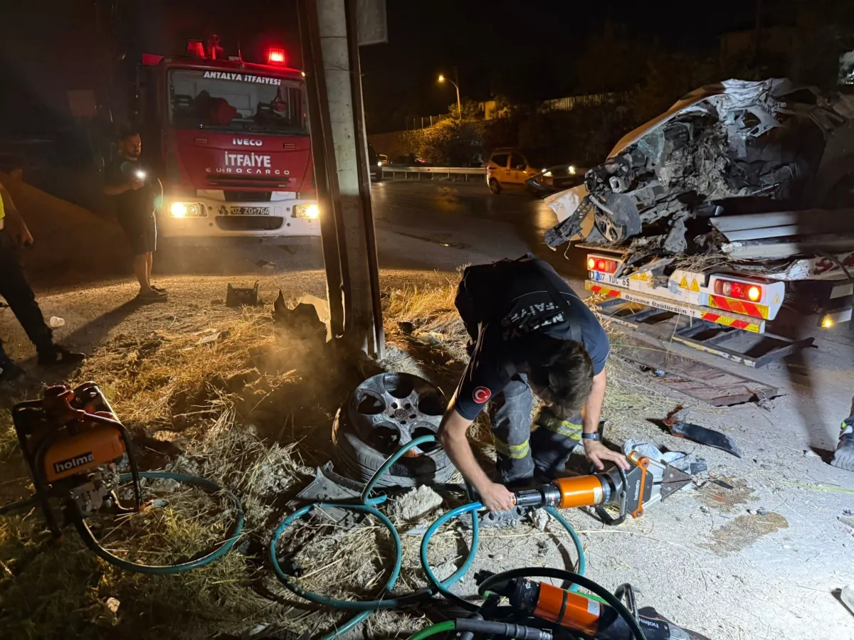 Antalya Serik'te Çarpmanın şiddetiyle araçtan kopan motor 30 metre savrulup barakaya girdi  1 ağır yaralı