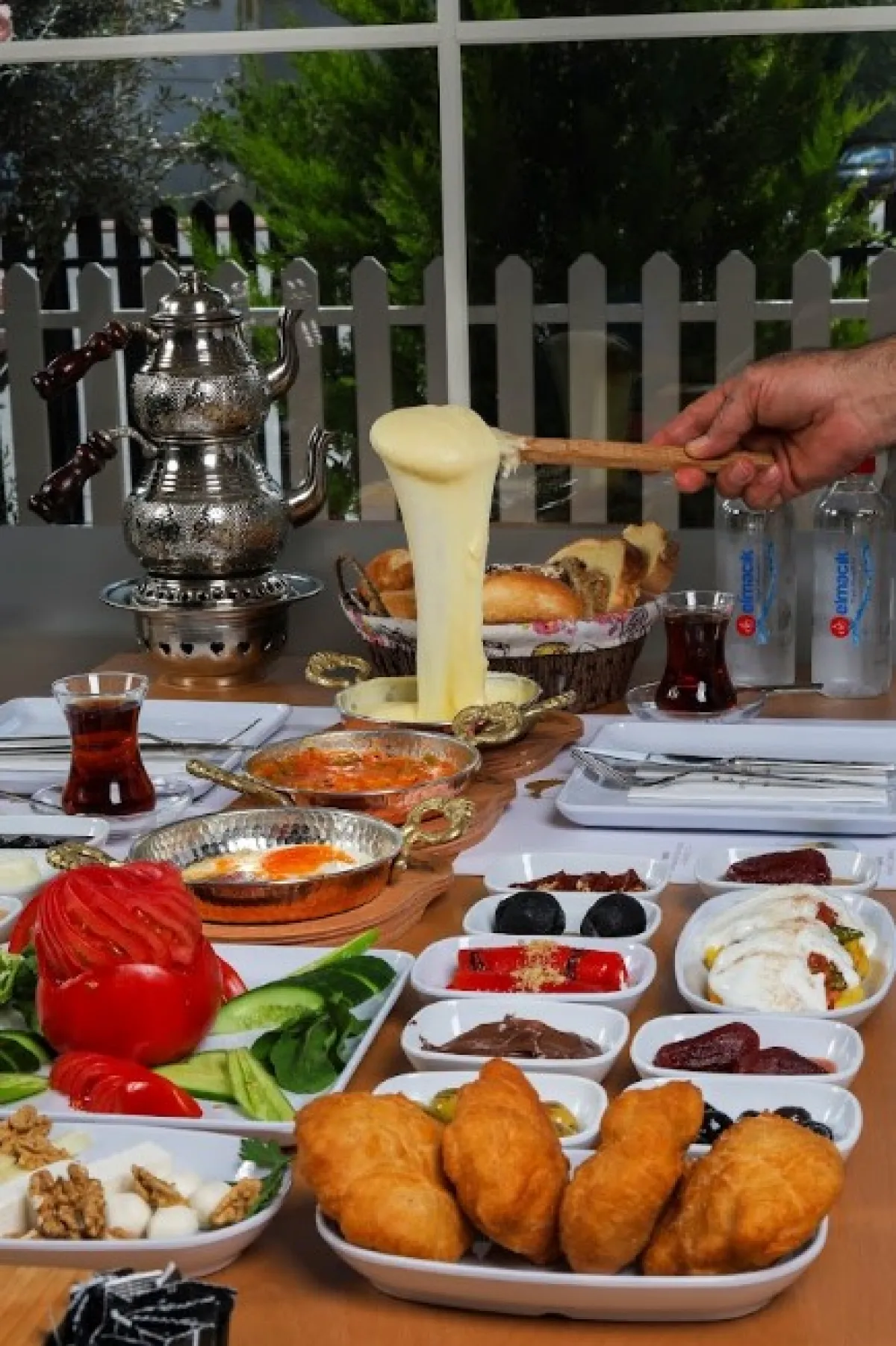 Bucak’ta serpme kahvaltının yeni adresi Alem-i Küneffe oldu