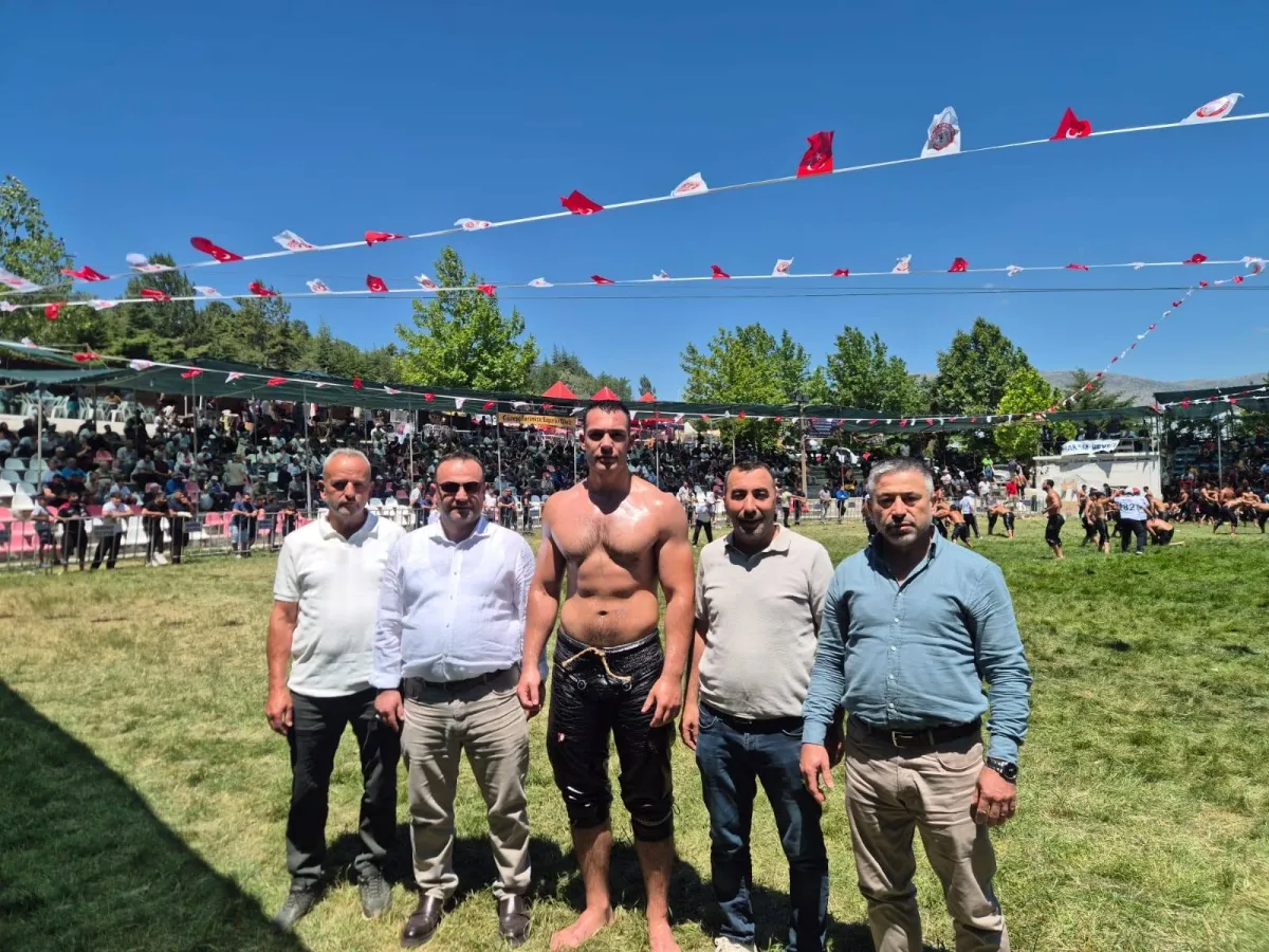 Isparta Uluborlu Er Meydanında Tarihi An! 47. Isparta Yağlı Güreşleri'nde Kariyerinin İlk Başpehlivanlığını Kazandı!
