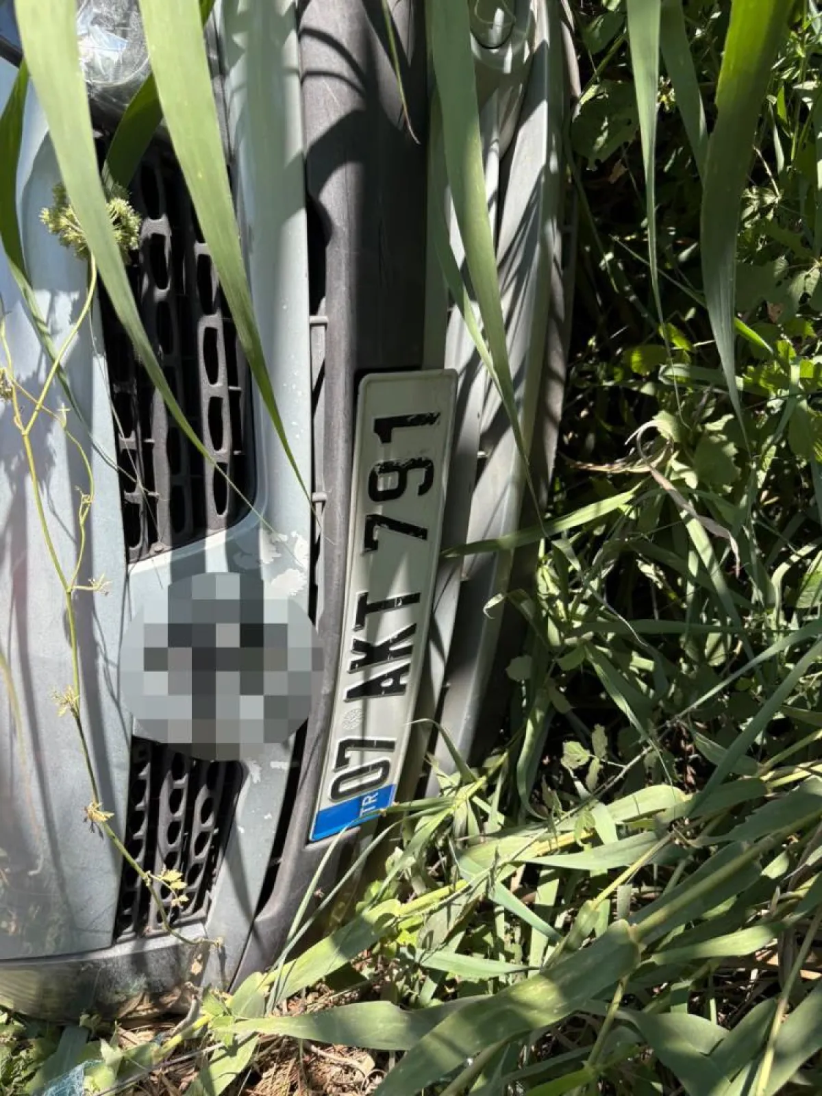 Antalya'da ticari araç ile çarpışan otomobil bahçeye devrildi: 2 yaralı