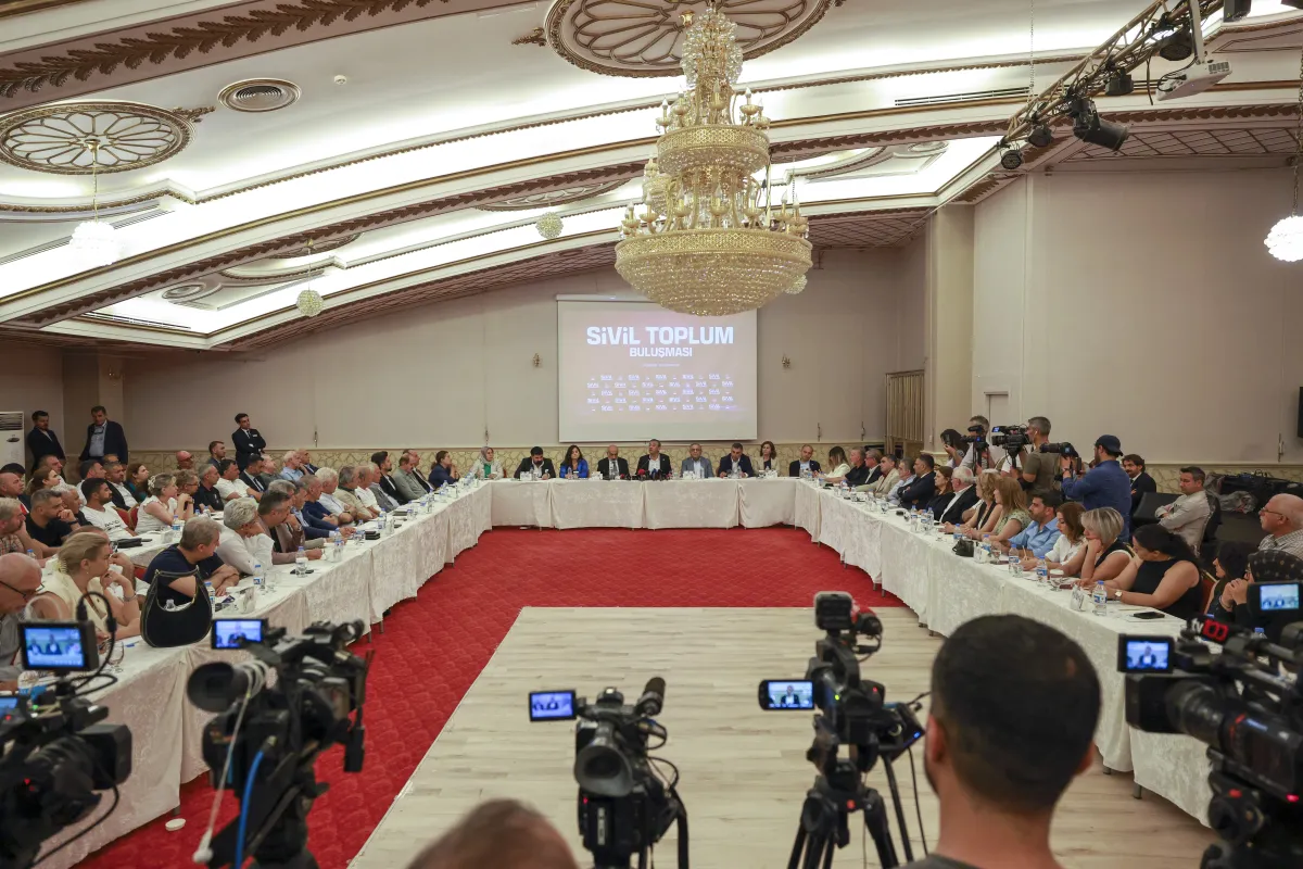 Özgür Özel Diyarbakır’da STK Temsilcileriyle Buluştu: “Demokratikleşme Olmadan Barış Olmaz”