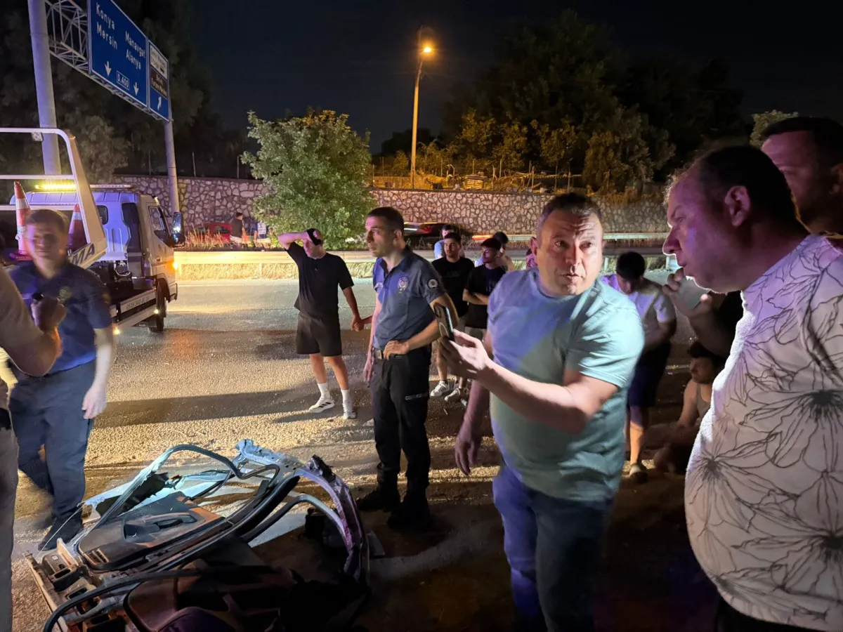 Antalya Serik'te Çarpmanın şiddetiyle araçtan kopan motor 30 metre savrulup barakaya girdi  1 ağır yaralı