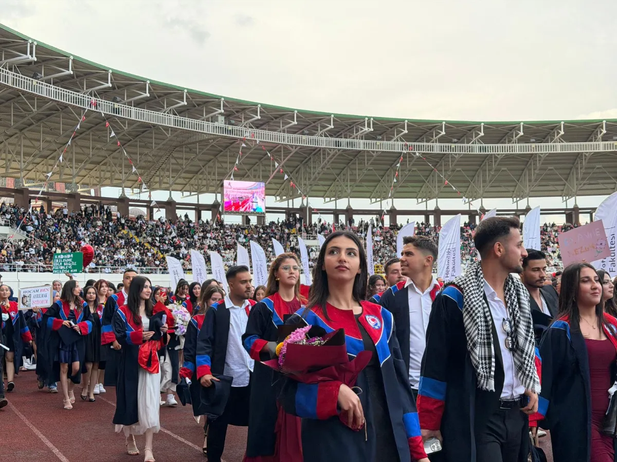 MAKÜ’de mezuniyet coşkusu Yaklaşık 7 bin öğrenci kep attı