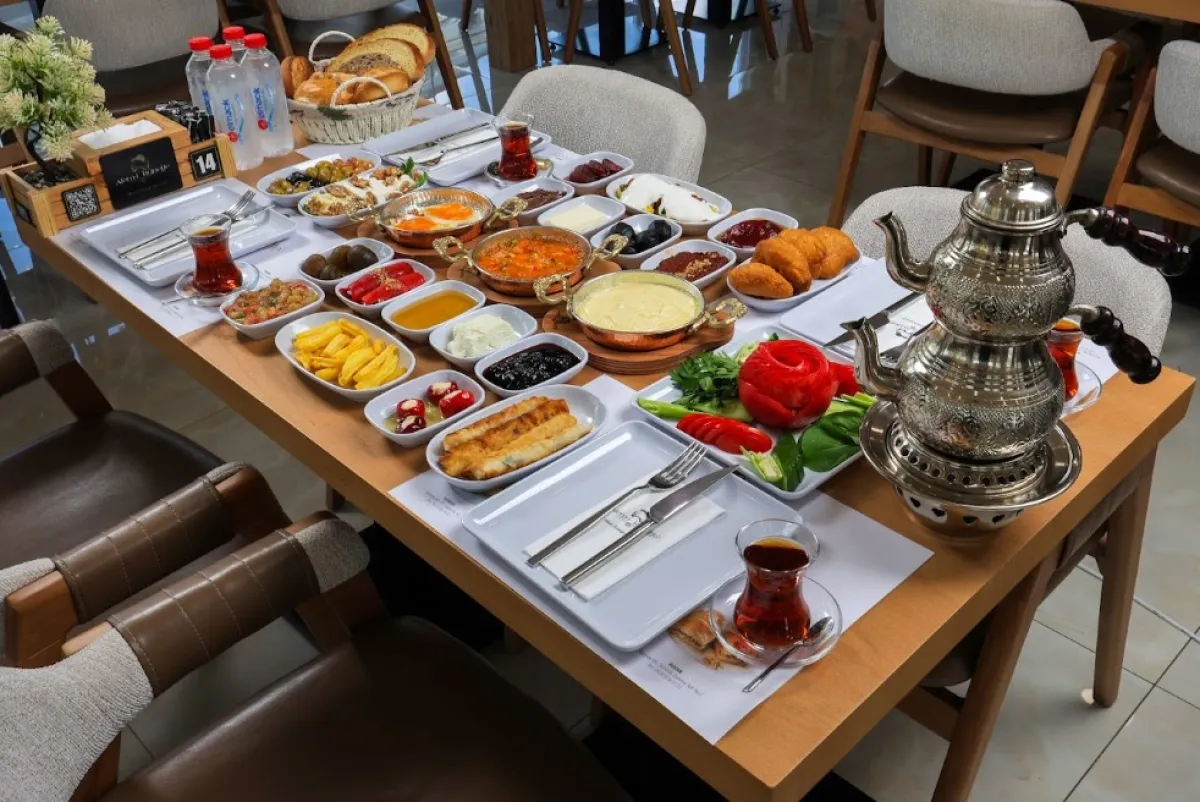 Bucak’ta serpme kahvaltının yeni adresi Alem-i Küneffe oldu
