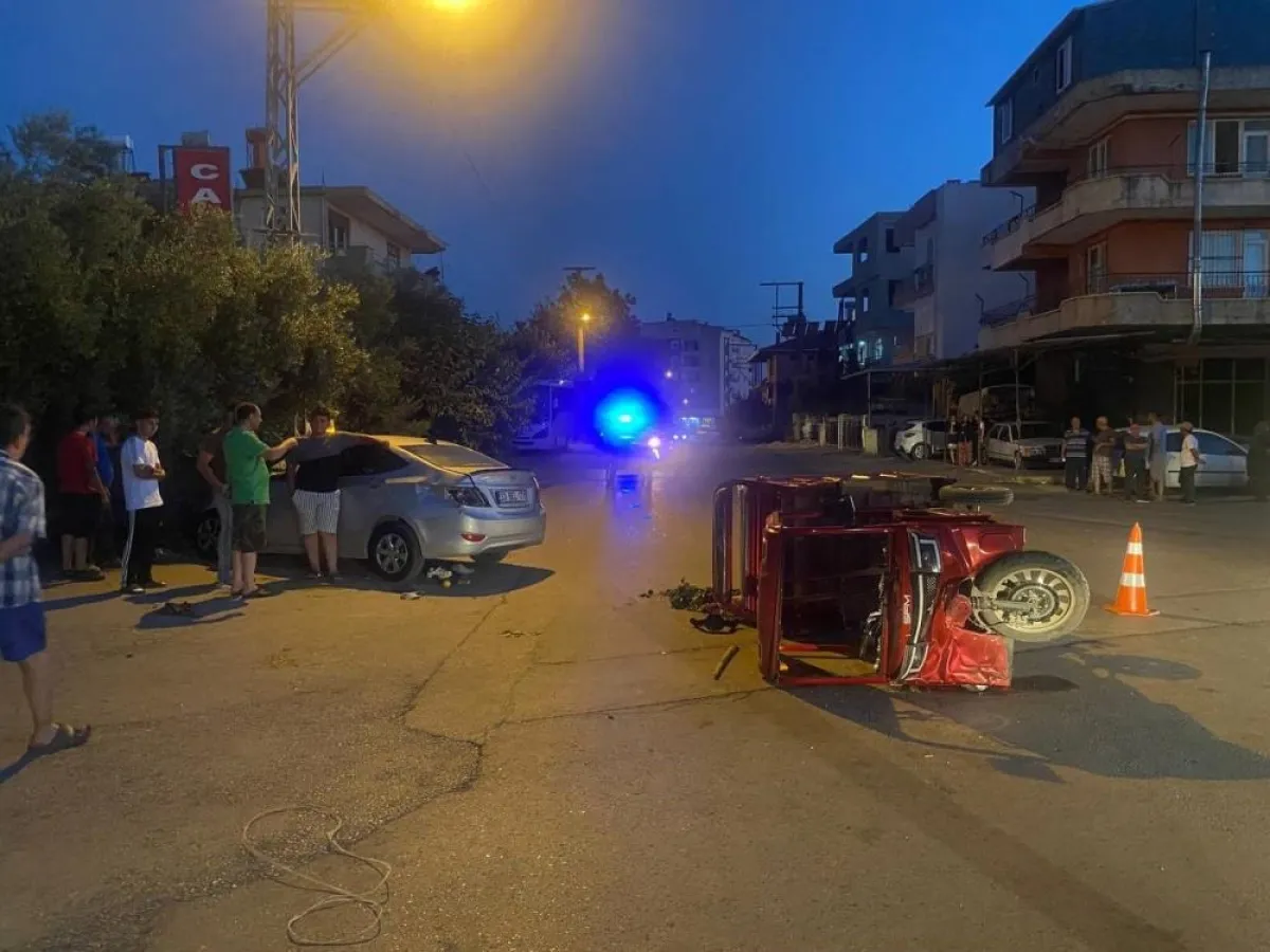 Antalya Serik’te Otomobil ile Elektrikli Motosiklet Çarpıştı
