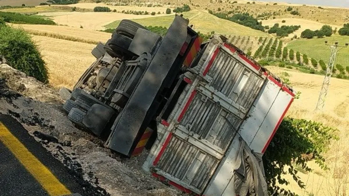 ADIYAMAN'DA FACİADAN DÖNÜLDÜ! Arpa yüklü kamyon şarampole devrildi