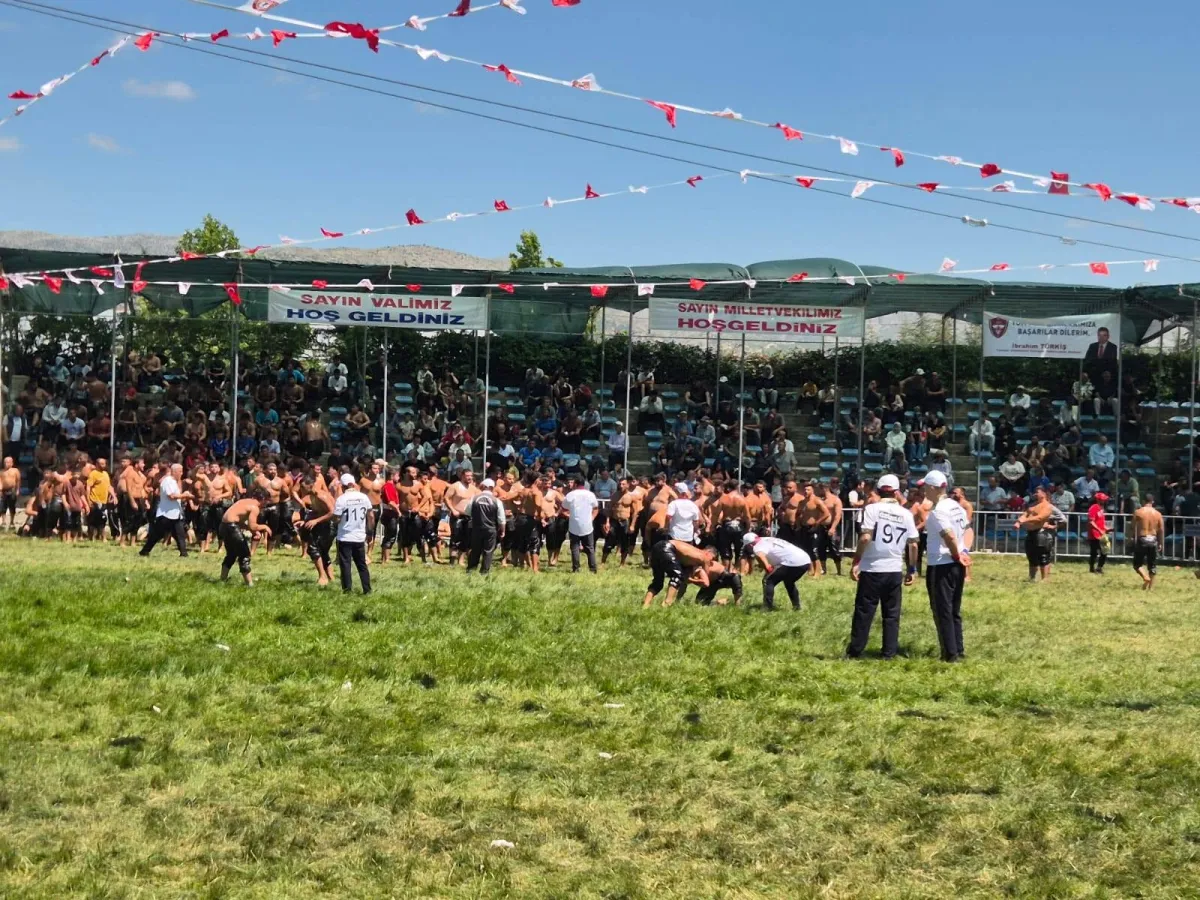 Isparta Uluborlu Er Meydanında Tarihi An! 47. Isparta Yağlı Güreşleri'nde Kariyerinin İlk Başpehlivanlığını Kazandı!